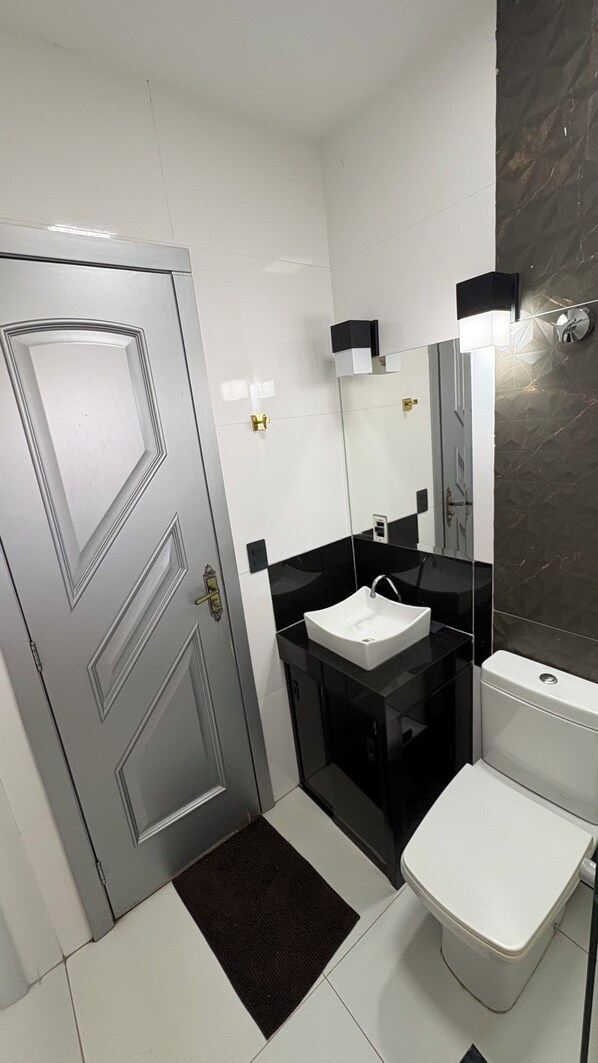 Deluxe Apartment, Air conditioning, City View | Bathroom | Shower, towels