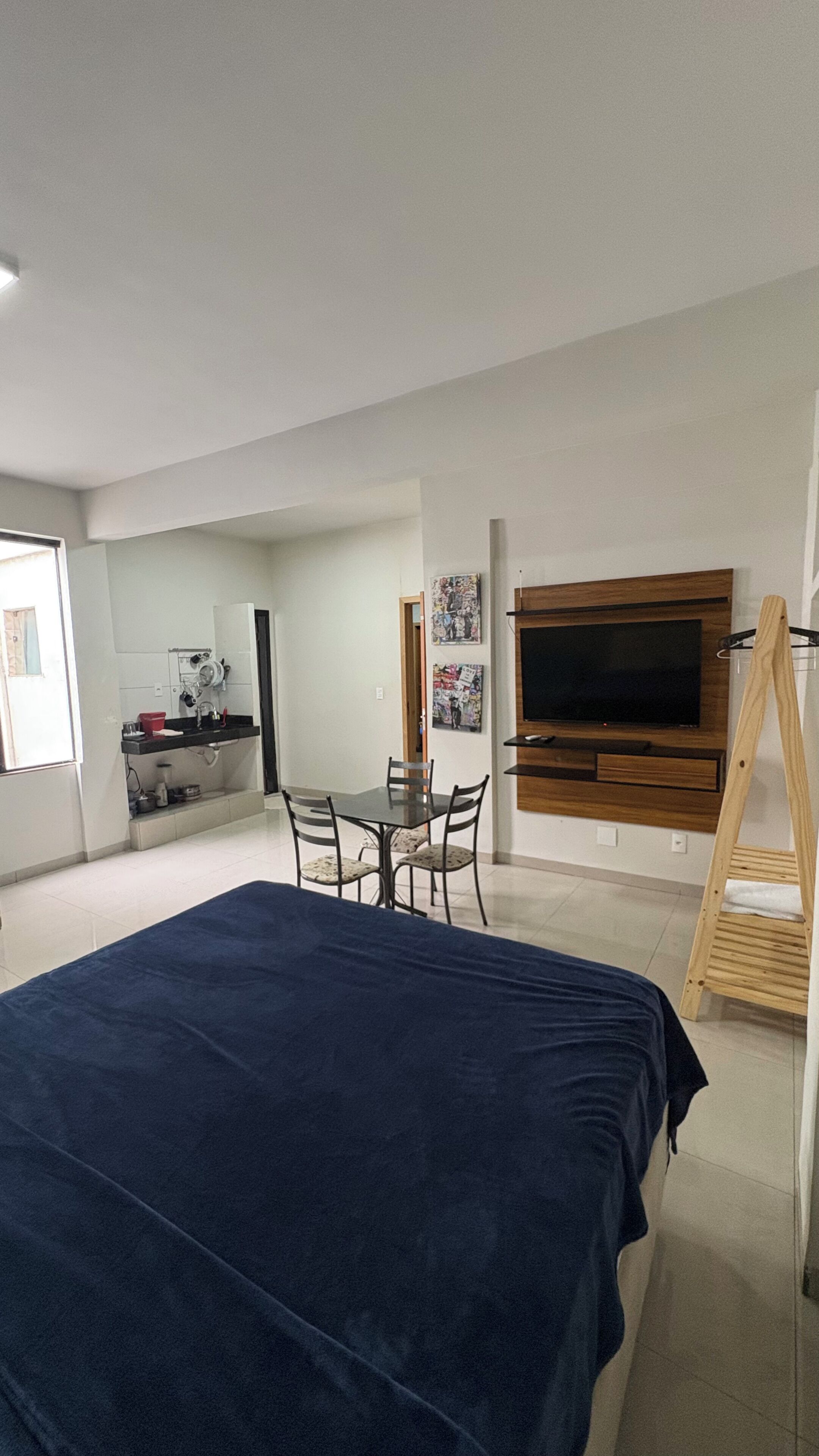 Apartamento básico | Cortinas opacas y tabla de planchar con plancha
