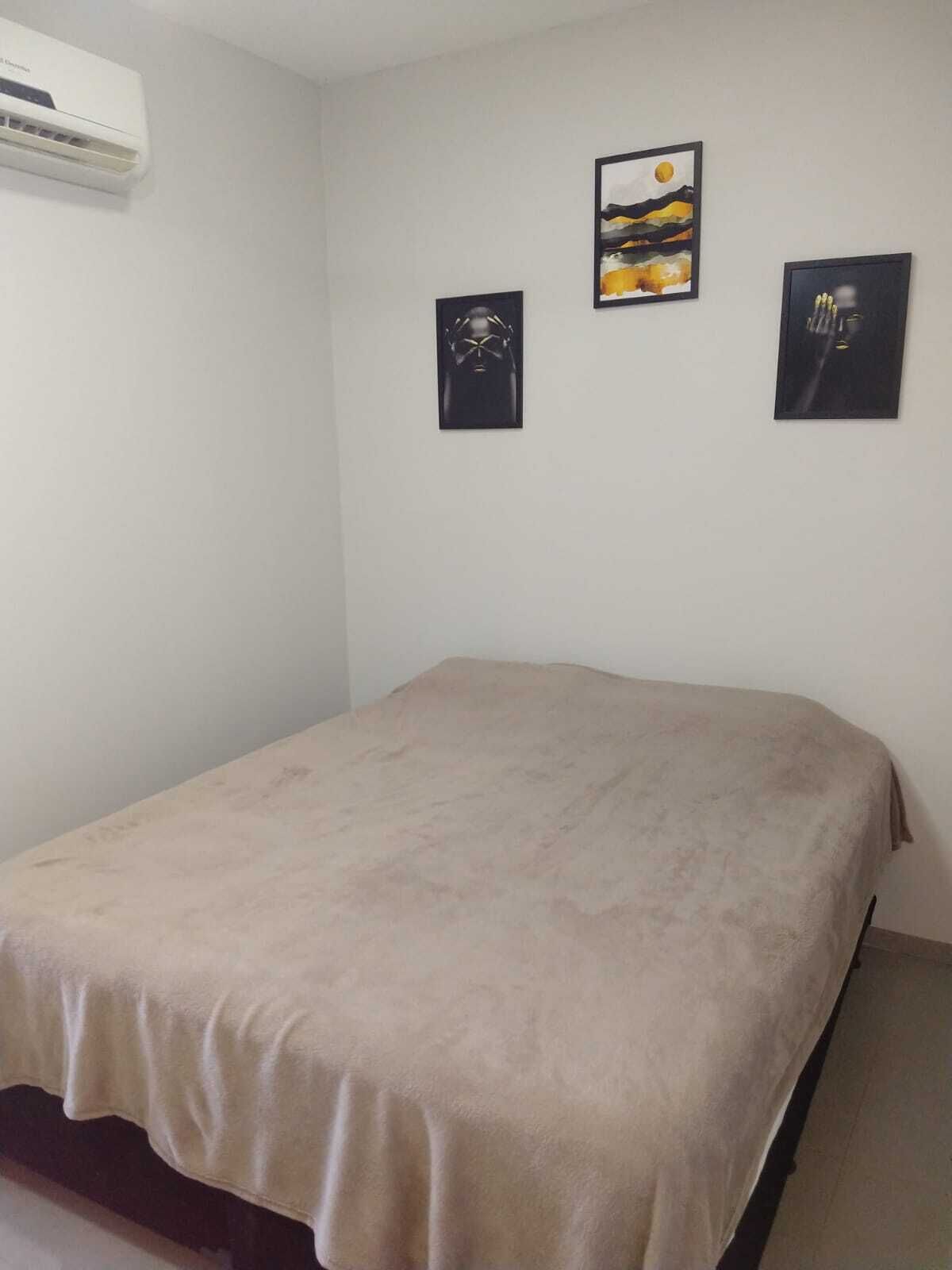 Apartamento clásico, vistas a la ciudad | Cortinas opacas y tabla de planchar con plancha