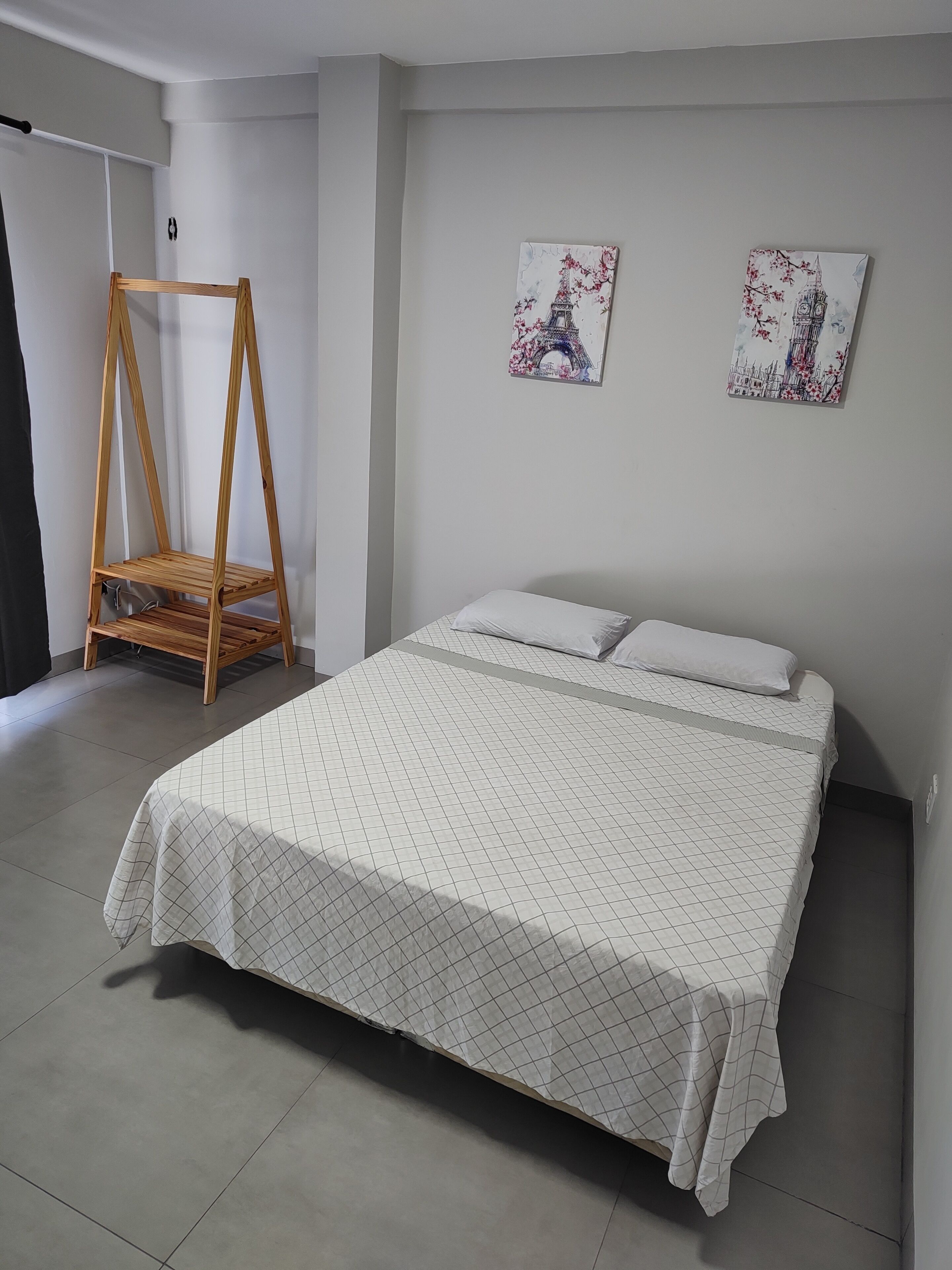 Apartamento Confort, vistas a la ciudad | Cortinas opacas y tabla de planchar con plancha