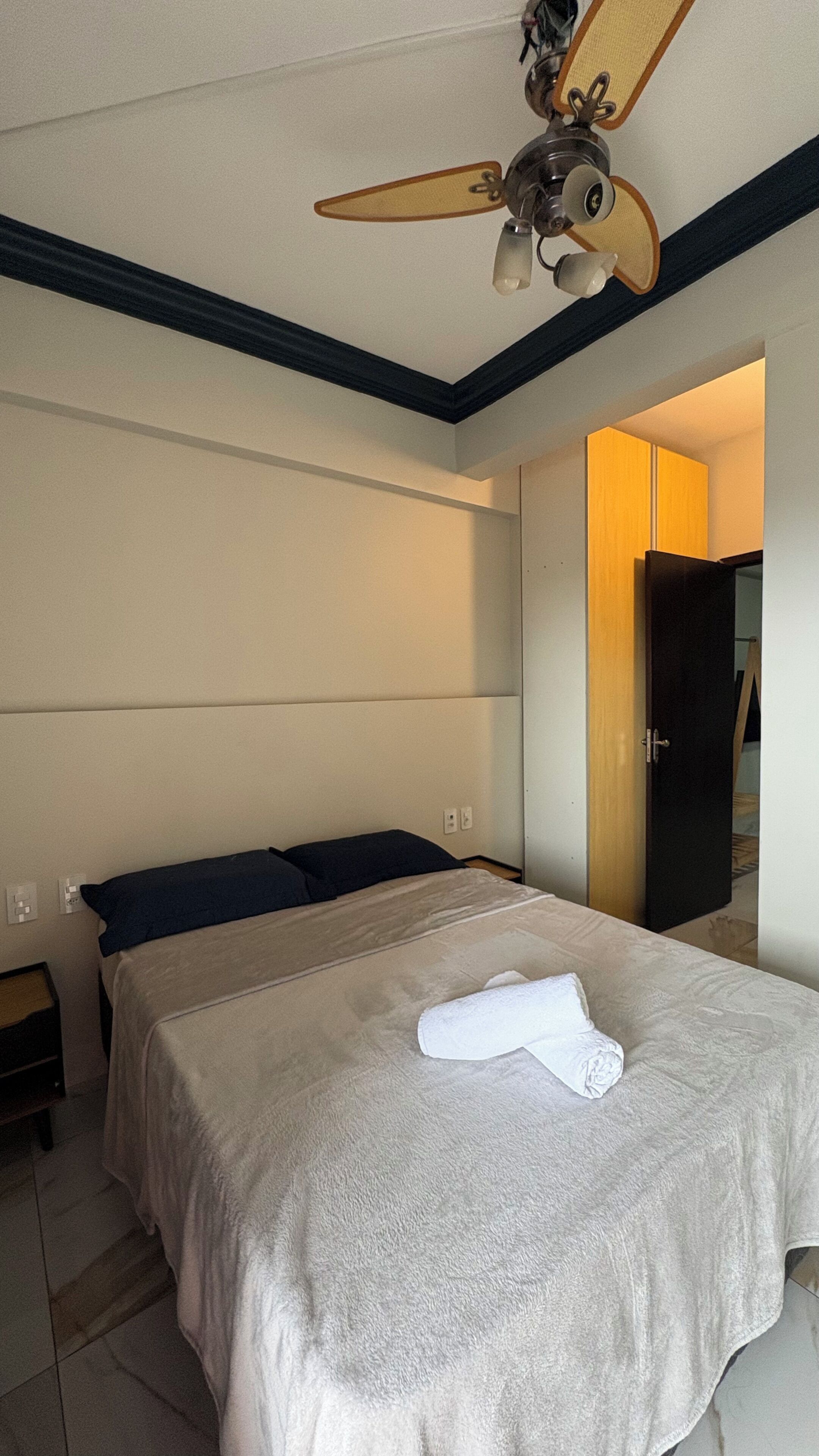 Apartamento Confort, vistas a la ciudad | Cortinas opacas y tabla de planchar con plancha