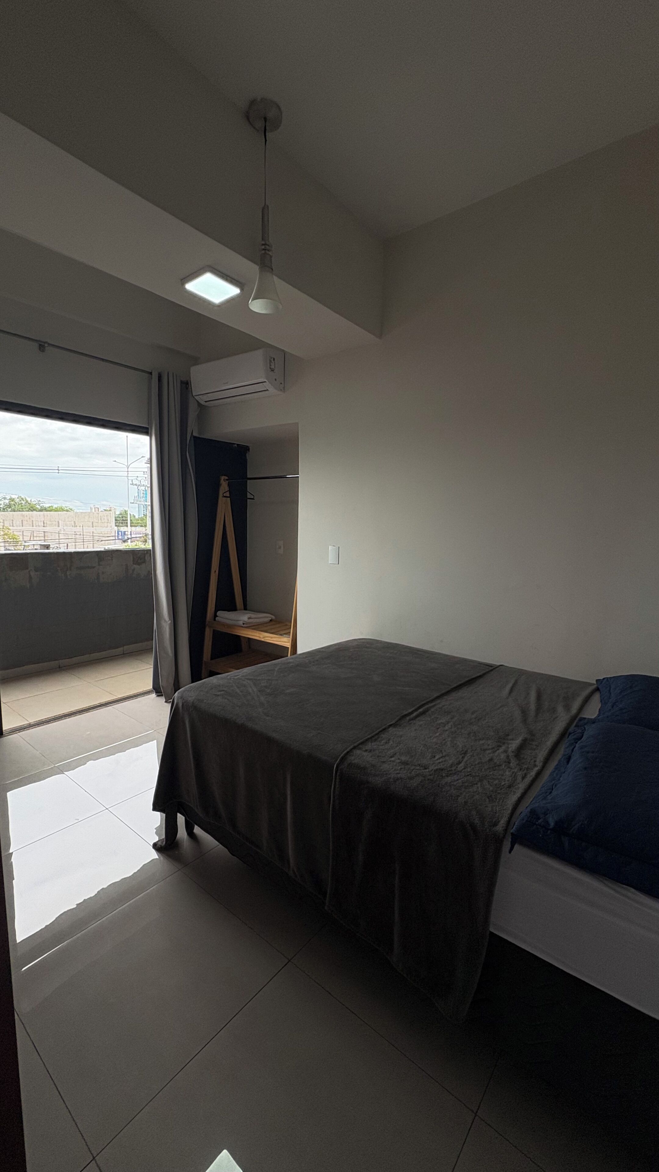 Apartamento básico, vistas a la ciudad | Cortinas opacas y tabla de planchar con plancha