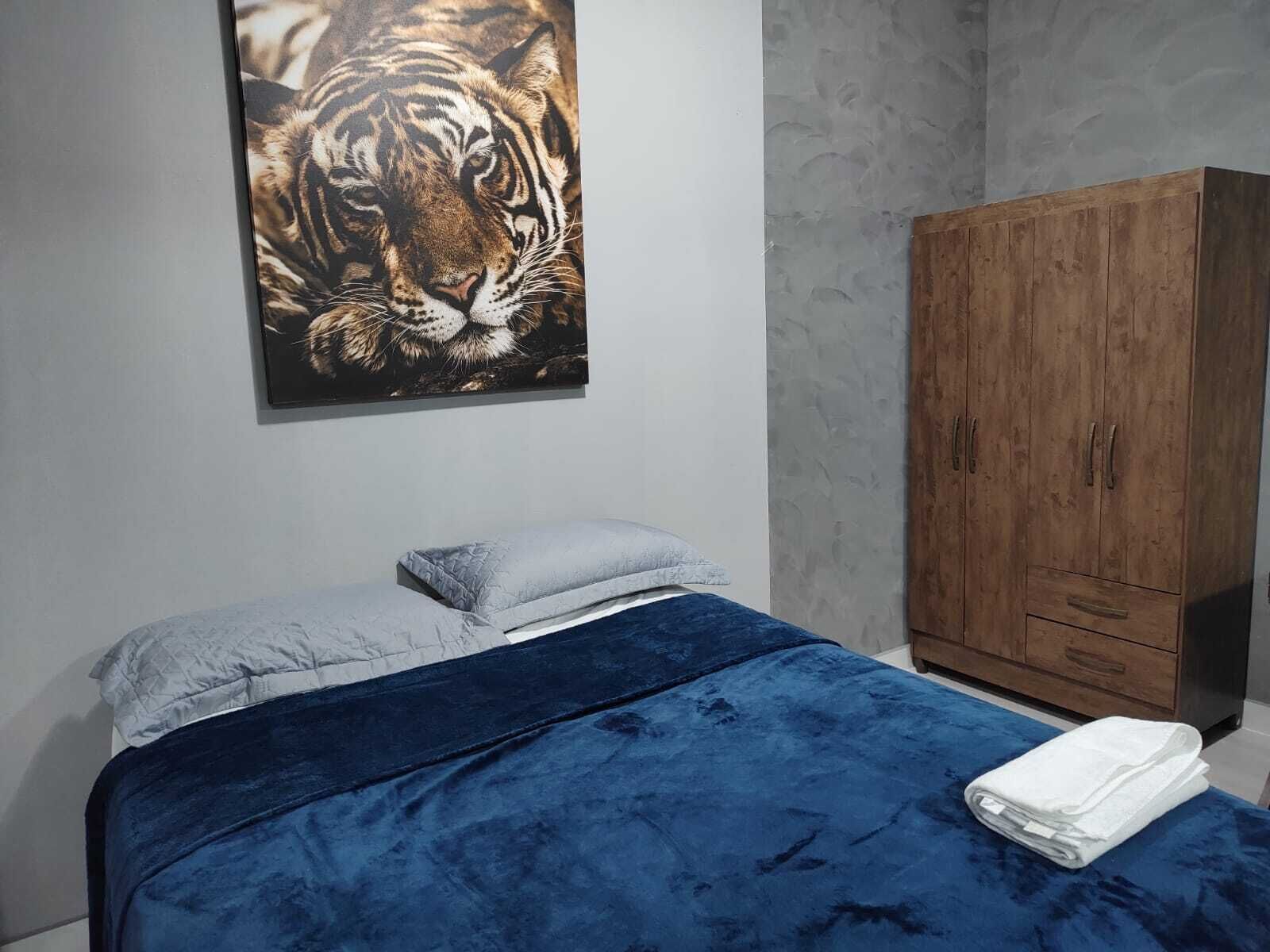 Apartamento clásico, vistas a la ciudad | Cortinas opacas y tabla de planchar con plancha
