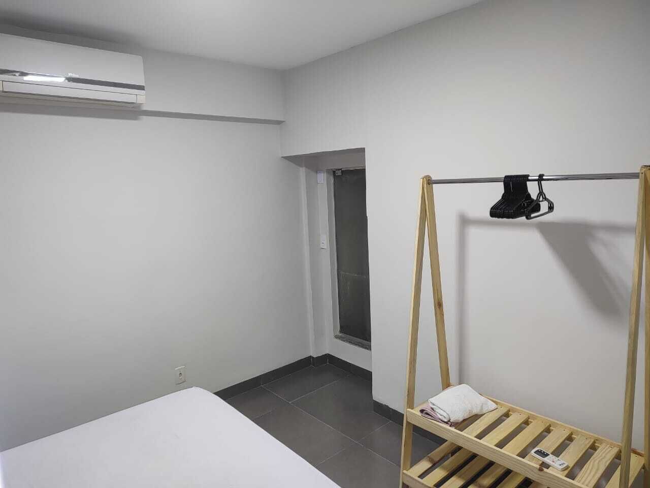 Apartamento clásico, vistas a la ciudad | Cortinas opacas y tabla de planchar con plancha