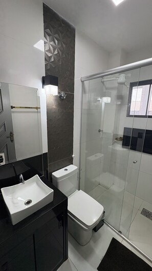 Apartamento Deluxe, Aire acondicionado, vistas a la ciudad | Baño | Ducha y toallas