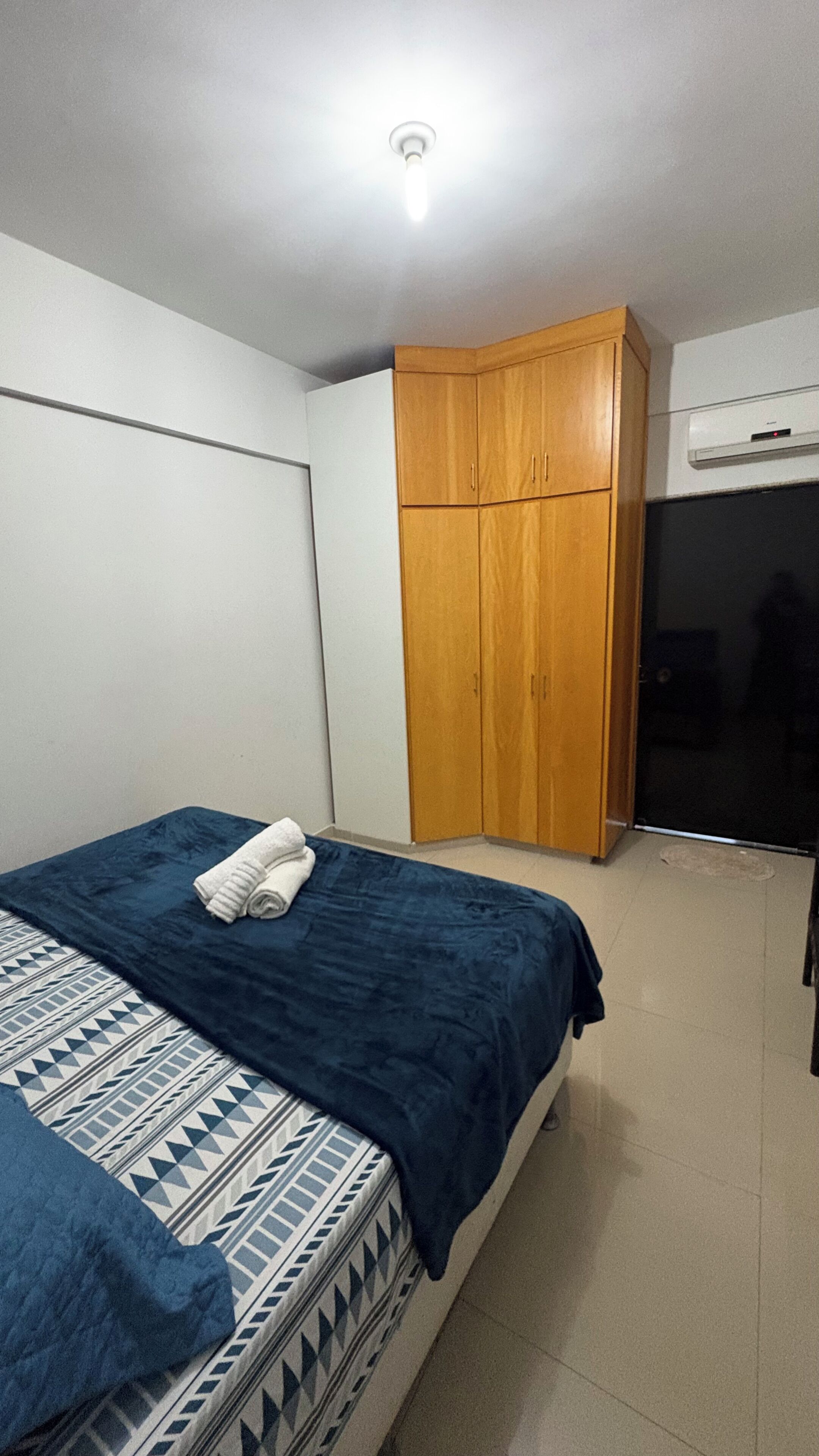 Apartamento clásico, vistas a la ciudad | Cortinas opacas y tabla de planchar con plancha