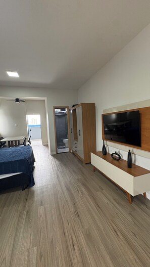 Apartamento clásico, vistas a la ciudad | Cortinas opacas y tabla de planchar con plancha