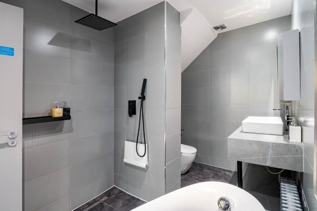 Deluxe Studio | Bathroom