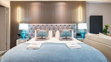 Suite junior, patio, vistas al patio | Tabla de planchar con plancha y wifi gratis
