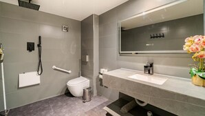 Une salle de bain moderne équipée de toilettes, d’un bidet et d’un lavabo.