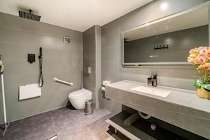 Un baño moderno con inodoro, bidé y lavamanos.