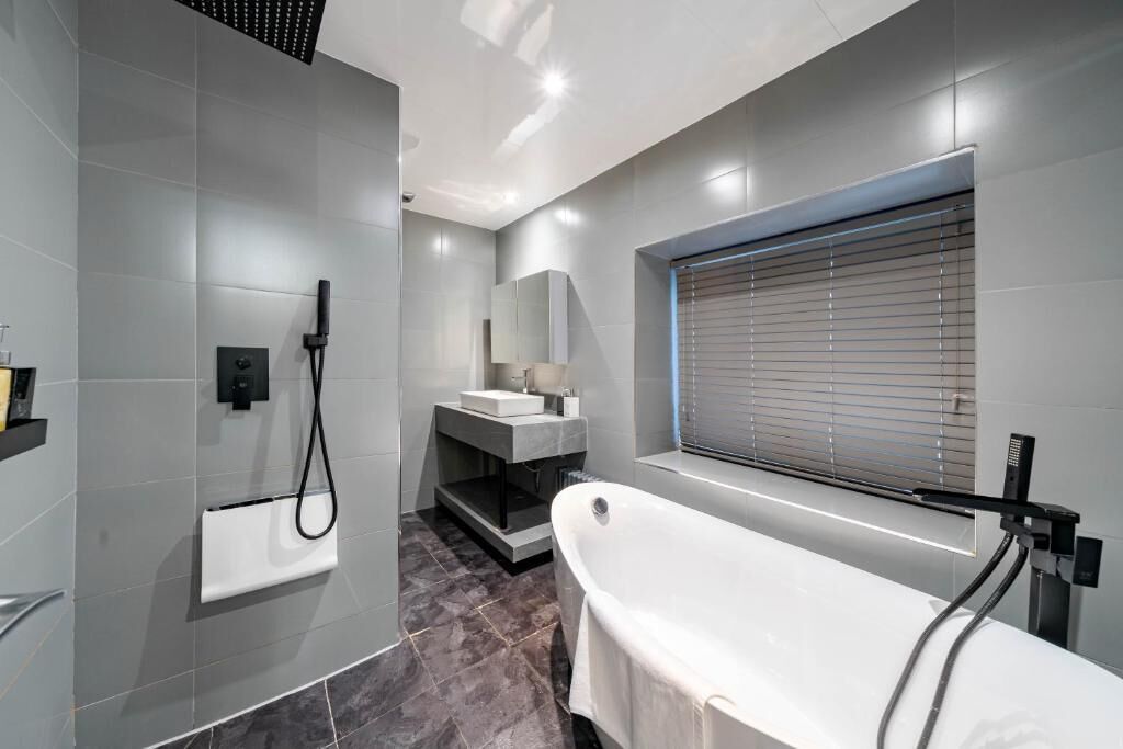 Deluxe Studio | Bathroom