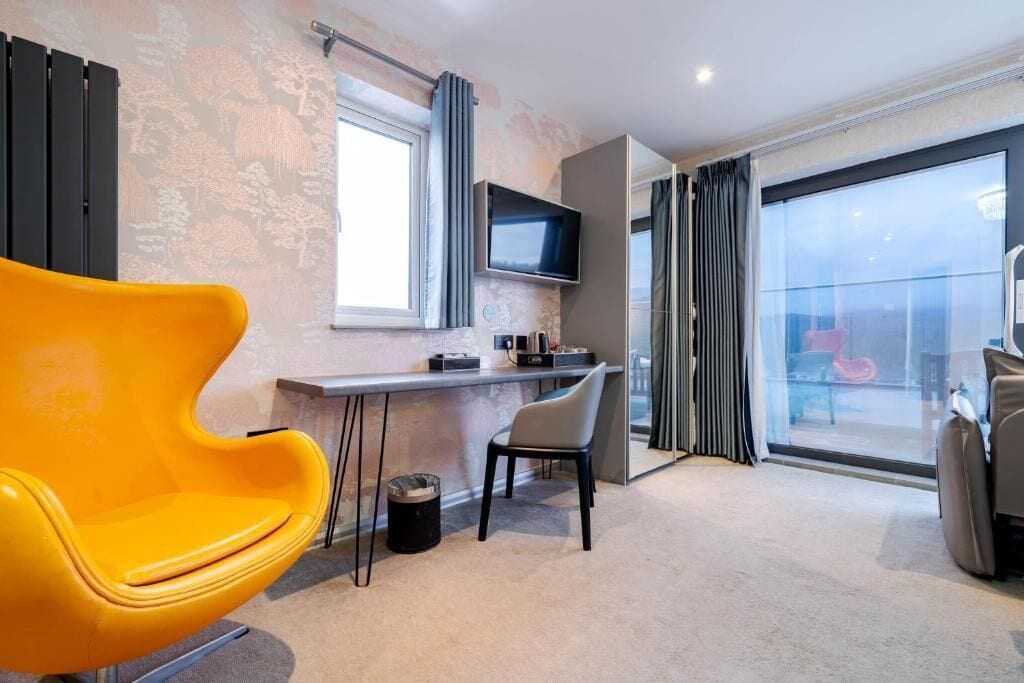 Junior Suite, Balcony, Mountain View | Living area