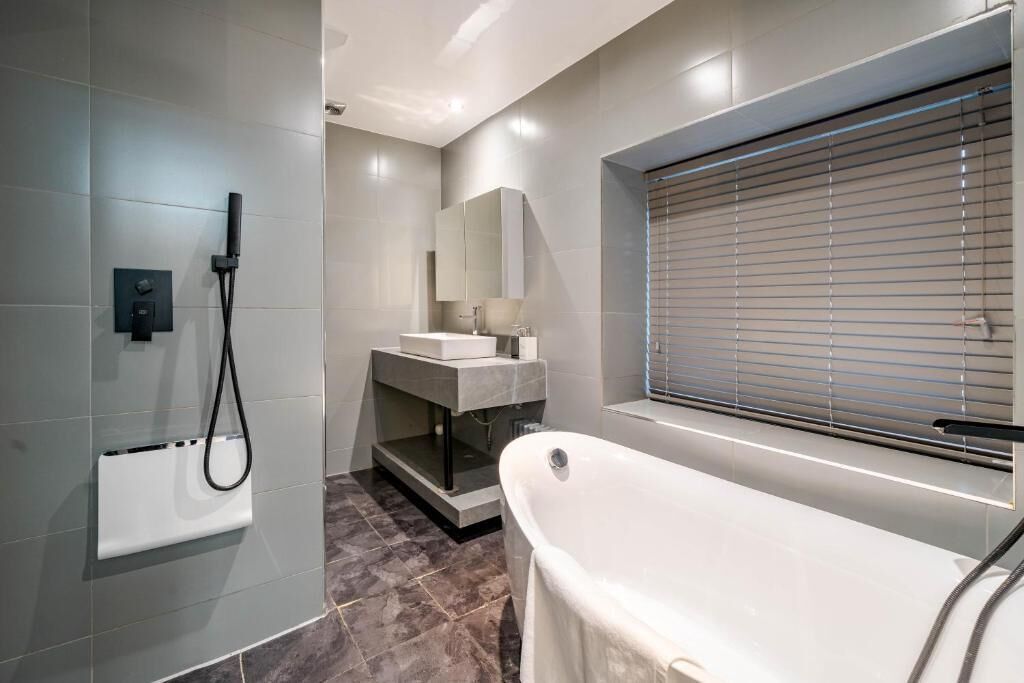 Deluxe Studio | Bathroom