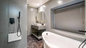 Deluxe Studio | Bathroom