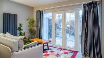 Junior Suite, Patio, Courtyard View | Living area