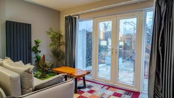 Junior Suite, Patio, Courtyard View | Living area