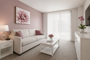 Classic Room, City View | Living area - DT Maple Leaf Hotel (Toronto)