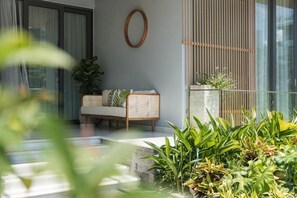 Classic-Studio, Balkon, Gartenblick | Unterkunftsgelände