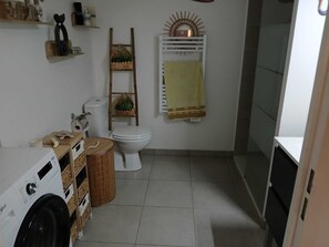Bathroom - Vrbo Property (Anglet)