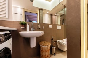 Ducha, artículos de tocador gratuitos, secador de pelo, bidet