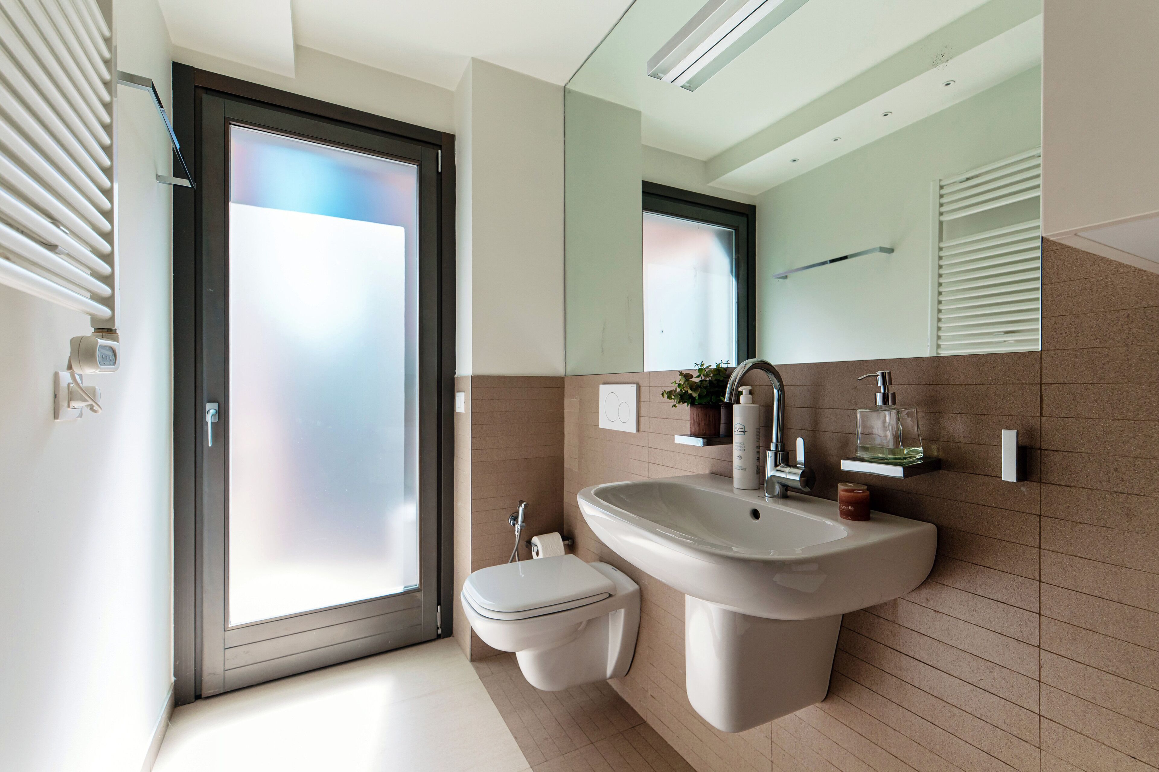 Apartment | Bathroom | Shower, free toiletries, hair dryer, bidet