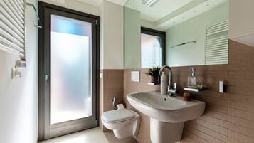 Apartment | Bathroom | Shower, free toiletries, hair dryer, bidet