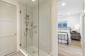 Shower, hair dryer, towels - The Salty Mermaid- Beautiful Bay Views & Community Pool (Port Saint Joe)