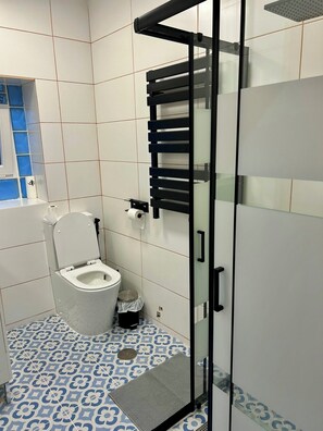 Douche, sĂšche-cheveux, bidet, serviettes fournies