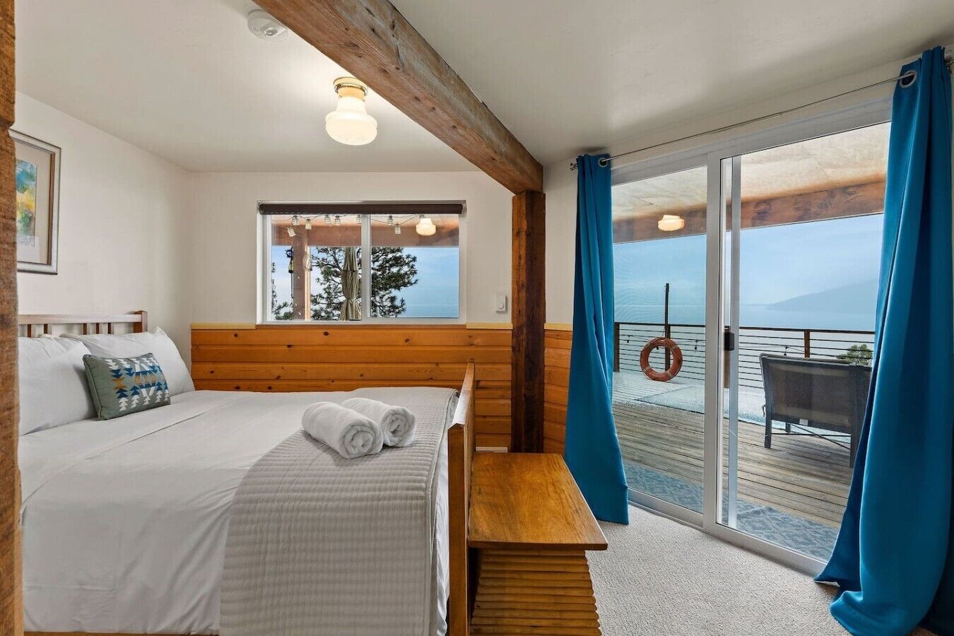 Desk, WiFi, bed sheets