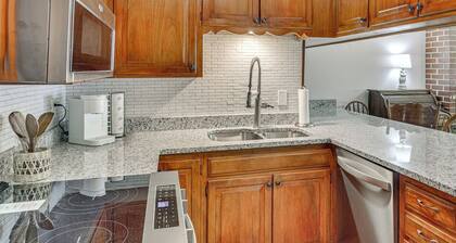 Fenced Yard & Patio! Shawnee Getaway 2 Mi to Dtwn