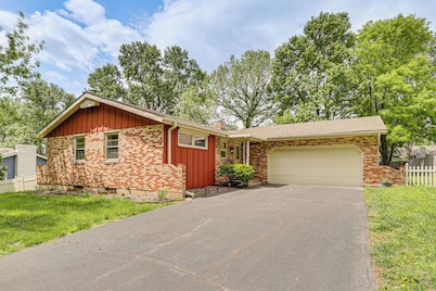Fenced Yard & Patio! Shawnee Getaway 2 Mi to Dtwn
