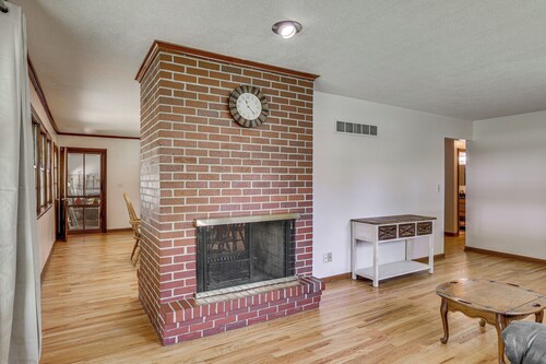 Fenced Yard & Patio! Shawnee Getaway 2 Mi to Dtwn