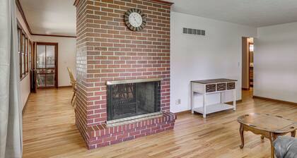Fenced Yard & Patio! Shawnee Getaway 2 Mi to Dtwn