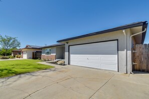 A residential house with a garage, a lawn, and a driveway. - Near Fresno State & Malls! Family-friendly Home (Fresno)