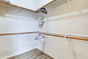 House (4 Bedrooms) | Interior - Feel at Home: King, 2 QN & 2 TW 12 Mi From IAH (Spring)