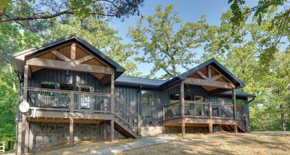Walk to Kentucky Lake! Pet-friendly Murray Duplex