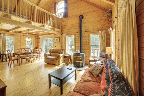 1/4 Mi to Hiawatha Forest Trails! Outdoor Retreat