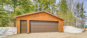 1/4 Mi to Hiawatha Forest Trails! Outdoor Retreat
