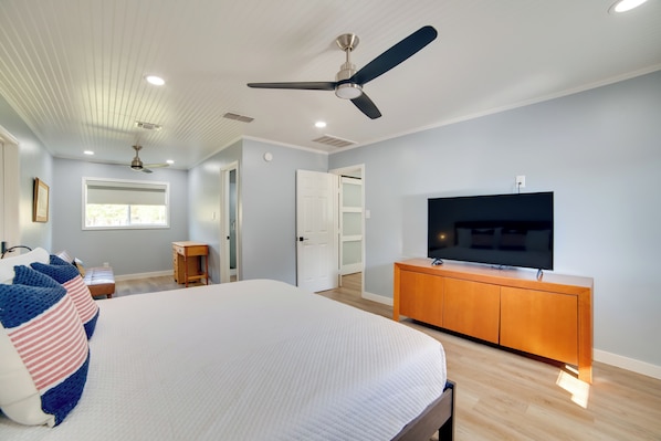 A bedroom with a bed, a TV, a ceiling fan, and a dresser. - On-site Dock & Ramp: 3-unit Escape on Lake Fork! (Emory)