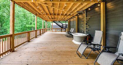 Decks & Forest Views! North Georgia Mtn Retreat