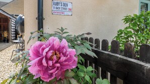 Placa para 'Ruby's Den' na Rua Back, 11, Ashton Keynes, SN6.