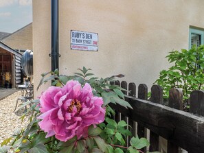 A sign for 'Ruby's Den' at 11 Back Street, Ashton Keynes, SN6. - Rubys Den (Swindon)