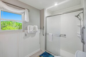 Shower, towels, shampoo - Scenic Lake View Cabin Retreat・ADA compliant・Views (Sevierville)