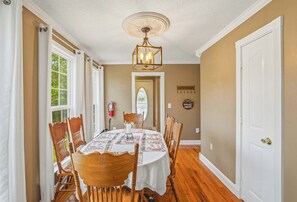 Dining - Scenic Lake View Cabin Retreat・ADA compliant・Views (Sevierville)