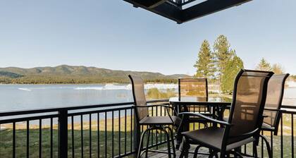 Lakefront and Local, Private Dock, Walk to Village