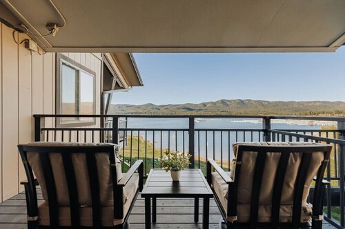 Lakefront and Local, Private Dock, Walk to Village