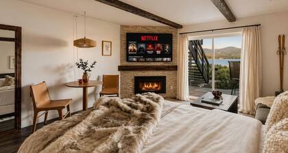 Lakefront and Local, Private Dock, Walk to Village