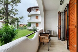 Outdoor dining - Apartment 'I Due Orologi' with Balcony, Wi-Fi and Air Conditioning (Peschiera del Garda)