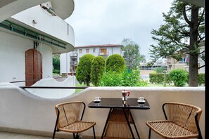 Outdoor dining - Apartment 'I Due Orologi' with Balcony, Wi-Fi and Air Conditioning (Peschiera del Garda)